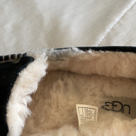 UGG Slippers - Picture 5 of 5